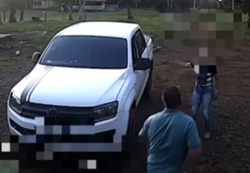 VÍDEO: homem atira e dá chute contra esposa em distrito de Guarapuava.