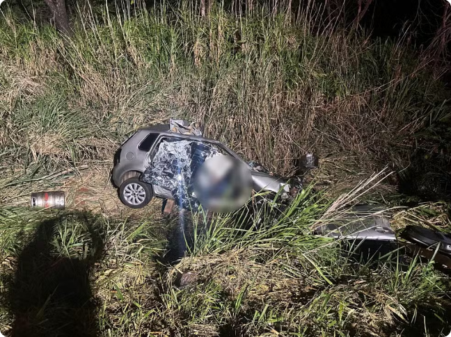 Cinco pessoas morrem em batida entre carro e caminhão no Paraná.