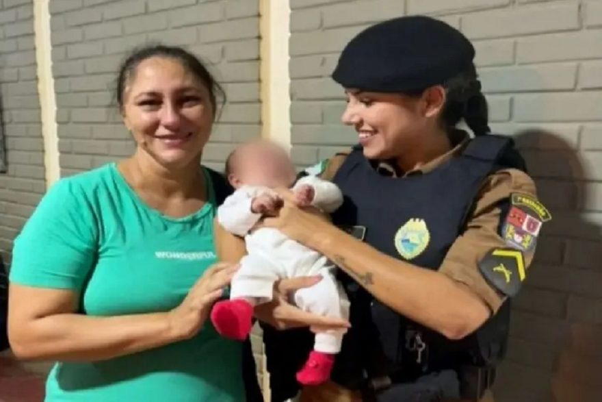 Milagre de Páscoa: mãe pede a Deus para encontrar viatura da PM durante engasgo da filha e bebê é salva.