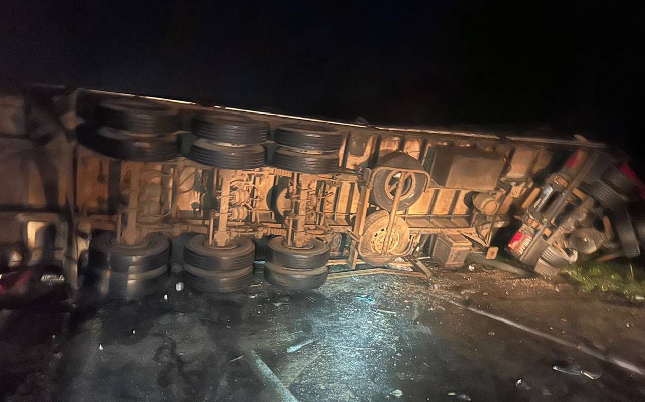 Engavetamento deixa quatro pessoas feridas na BR-277