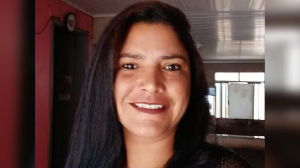 Esposa é morta a facadas pelo marido após discussão em churrasco de família.