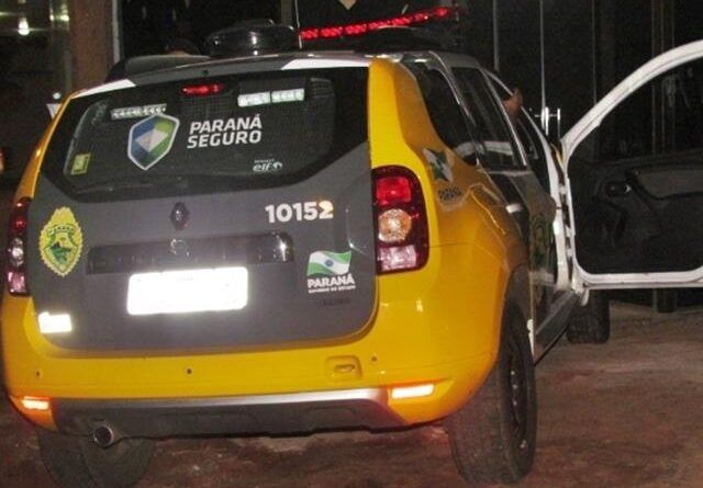Filho é preso após esfaquear o próprio pai .
